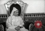 Standbild Sultan von Marokko Mohammed V in seinem Palast Marokko Nordafrika, 1942, aus Sekunde 19 historischem Filmmaterial Videoclip 65675067425