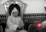 Standbild Sultan von Marokko Mohammed V in seinem Palast Marokko Nordafrika, 1942, aus Sekunde 25 historischem Filmmaterial Videoclip 65675067425