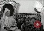 Standbild Sultan von Marokko Mohammed V in seinem Palast Marokko Nordafrika, 1942, aus Sekunde 26 historischem Filmmaterial Videoclip 65675067425