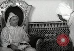 Standbild Sultan von Marokko Mohammed V in seinem Palast Marokko Nordafrika, 1942, aus Sekunde 27 historischem Filmmaterial Videoclip 65675067425