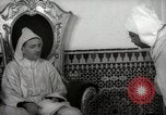 Standbild Sultan von Marokko Mohammed V in seinem Palast Marokko Nordafrika, 1942, aus Sekunde 28 historischem Filmmaterial Videoclip 65675067425