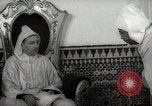 Standbild Sultan von Marokko Mohammed V in seinem Palast Marokko Nordafrika, 1942, aus Sekunde 29 historischem Filmmaterial Videoclip 65675067425
