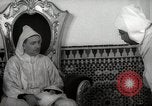 Standbild Sultan von Marokko Mohammed V in seinem Palast Marokko Nordafrika, 1942, aus Sekunde 30 historischem Filmmaterial Videoclip 65675067425