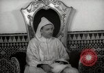 Standbild Sultan von Marokko Mohammed V in seinem Palast Marokko Nordafrika, 1942, aus Sekunde 34 historischem Filmmaterial Videoclip 65675067425