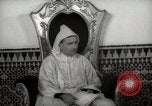 Standbild Sultan von Marokko Mohammed V in seinem Palast Marokko Nordafrika, 1942, aus Sekunde 35 historischem Filmmaterial Videoclip 65675067425