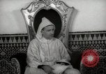 Standbild Sultan von Marokko Mohammed V in seinem Palast Marokko Nordafrika, 1942, aus Sekunde 36 historischem Filmmaterial Videoclip 65675067425