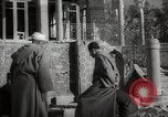 Standbild Mohammed V Sultan von Marokko Begleitung Gäste Marokko Nordafrika, 1942, aus Sekunde 52 historischem Filmmaterial Videoclip 65675067426