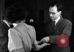 Standbild J Presper Eckert und John Mauchly mit ENIAC Pennsylvania United States USA, 1945, aus Sekunde 10 historischem Filmmaterial Videoclip 65675067436
