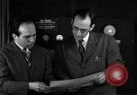 Standbild J Presper Eckert und John Mauchly mit ENIAC Pennsylvania United States USA, 1945, aus Sekunde 12 historischem Filmmaterial Videoclip 65675067436