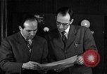Standbild J Presper Eckert und John Mauchly mit ENIAC Pennsylvania United States USA, 1945, aus Sekunde 13 historischem Filmmaterial Videoclip 65675067436