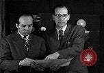 Standbild J Presper Eckert und John Mauchly mit ENIAC Pennsylvania United States USA, 1945, aus Sekunde 15 historischem Filmmaterial Videoclip 65675067436