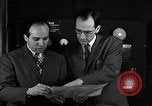 Standbild J Presper Eckert und John Mauchly mit ENIAC Pennsylvania United States USA, 1945, aus Sekunde 16 historischem Filmmaterial Videoclip 65675067436