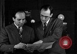 Standbild J Presper Eckert und John Mauchly mit ENIAC Pennsylvania United States USA, 1945, aus Sekunde 17 historischem Filmmaterial Videoclip 65675067436
