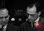 Standbild J Presper Eckert und John Mauchly mit ENIAC Pennsylvania United States USA, 1945, aus Sekunde 21 historischem Filmmaterial Videoclip 65675067436