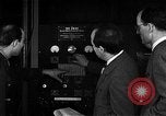 Standbild J Presper Eckert und John Mauchly mit ENIAC Pennsylvania United States USA, 1945, aus Sekunde 40 historischem Filmmaterial Videoclip 65675067436