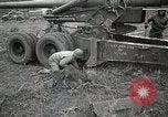 Standbild USA Artilleristen Einstellung bis 155mm lange Tom guns Anzio Italien, 1944, aus Sekunde 13 historischem Filmmaterial Videoclip 65675067456