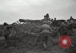 Standbild USA Artilleristen Einstellung bis 155mm lange Tom guns Anzio Italien, 1944, aus Sekunde 32 historischem Filmmaterial Videoclip 65675067456