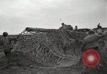 Standbild USA Artilleristen Einstellung bis 155mm lange Tom guns Anzio Italien, 1944, aus Sekunde 35 historischem Filmmaterial Videoclip 65675067456