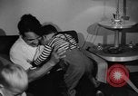 Standbild Familie der amerikanischen Automobil Arbeiter Detroit Michigan USA, 1950, aus Sekunde 15 historischem Filmmaterial Videoclip 65675067510