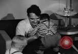 Standbild Familie der amerikanischen Automobil Arbeiter Detroit Michigan USA, 1950, aus Sekunde 16 historischem Filmmaterial Videoclip 65675067510
