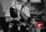 Standbild Familie der amerikanischen Automobil Arbeiter Detroit Michigan USA, 1950, aus Sekunde 24 historischem Filmmaterial Videoclip 65675067510