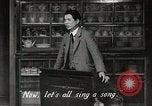 Immagine di Cittadini sala pubblica Yanaizu Giappone, 1950, secondo 12 filmato di repertorio 65675067528