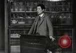 Immagine di Cittadini sala pubblica Yanaizu Giappone, 1950, secondo 14 filmato di repertorio 65675067528