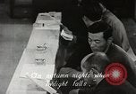 Immagine di Cittadini sala pubblica Yanaizu Giappone, 1950, secondo 30 filmato di repertorio 65675067528