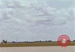 Standbild Air Transport von Personal Saigon Vietnam, 1966, aus Sekunde 56 historischem Filmmaterial Videoclip 65675067561