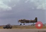 Standbild Air Transport von Personal Saigon Vietnam, 1966, aus Sekunde 61 historischem Filmmaterial Videoclip 65675067561