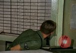Immagine di Il trasporto aereo di personale Saigon Vietnam, 1966, secondo 12 filmato di repertorio 65675067563