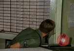Immagine di Il trasporto aereo di personale Saigon Vietnam, 1966, secondo 14 filmato di repertorio 65675067563