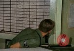 Immagine di Il trasporto aereo di personale Saigon Vietnam, 1966, secondo 15 filmato di repertorio 65675067563