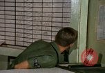 Immagine di Il trasporto aereo di personale Saigon Vietnam, 1966, secondo 16 filmato di repertorio 65675067563