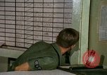 Immagine di Il trasporto aereo di personale Saigon Vietnam, 1966, secondo 17 filmato di repertorio 65675067563