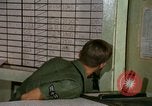 Immagine di Il trasporto aereo di personale Saigon Vietnam, 1966, secondo 18 filmato di repertorio 65675067563