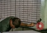 Immagine di Il trasporto aereo di personale Saigon Vietnam, 1966, secondo 20 filmato di repertorio 65675067563