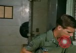 Immagine di Il trasporto aereo di personale Saigon Vietnam, 1966, secondo 25 filmato di repertorio 65675067563