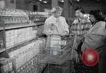 Standbild japanischen Braut Schule Japan, 1956, aus Sekunde 49 historischem Filmmaterial Videoclip 65675067571