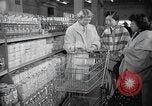Standbild japanischen Braut Schule Japan, 1956, aus Sekunde 50 historischem Filmmaterial Videoclip 65675067571