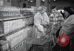 Standbild japanischen Braut Schule Japan, 1956, aus Sekunde 51 historischem Filmmaterial Videoclip 65675067571