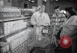Standbild japanischen Braut Schule Japan, 1956, aus Sekunde 54 historischem Filmmaterial Videoclip 65675067571