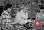 Standbild japanischen Braut Schule Japan, 1956, aus Sekunde 16 historischem Filmmaterial Videoclip 65675067572
