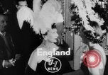Standbild Mädchen Anzeige Motorhaube London England Vereinigtes Königreich, 1953, aus Sekunde 3 historischem Filmmaterial Videoclip 65675067641