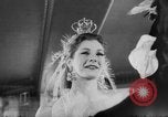 Standbild Mädchen Anzeige Motorhaube London England Vereinigtes Königreich, 1953, aus Sekunde 4 historischem Filmmaterial Videoclip 65675067641