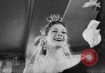 Standbild Mädchen Anzeige Motorhaube London England Vereinigtes Königreich, 1953, aus Sekunde 5 historischem Filmmaterial Videoclip 65675067641