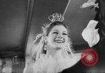 Standbild Mädchen Anzeige Motorhaube London England Vereinigtes Königreich, 1953, aus Sekunde 6 historischem Filmmaterial Videoclip 65675067641