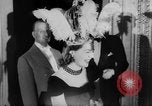 Standbild Mädchen Anzeige Motorhaube London England Vereinigtes Königreich, 1953, aus Sekunde 7 historischem Filmmaterial Videoclip 65675067641