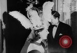 Standbild Mädchen Anzeige Motorhaube London England Vereinigtes Königreich, 1953, aus Sekunde 9 historischem Filmmaterial Videoclip 65675067641