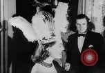 Standbild Mädchen Anzeige Motorhaube London England Vereinigtes Königreich, 1953, aus Sekunde 10 historischem Filmmaterial Videoclip 65675067641